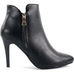 BOTKI DAMSKIE SER BT0502 CZA. Botki damskie Sergio Leone, z materiału, bez obcasa, bez zapięcia. Za 49.00 zł.