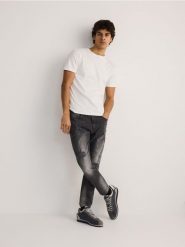 Jeansy carrot slim z przetarciami - szary. Szare jeansy męskie Reserved. W wyprzedaży za 65.99 zł.