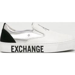 Armani Exchange - Buty. Białe buty sportowe na co dzień damskie Armani Exchange, bez wzorów, z gumy. W wyprzedaży za 579.90 zł.
