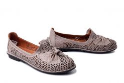 COMFORTABEL 830049-09 grau, półbuty damskie. Szare półbuty damskie Comfortabel, w ażurowe wzory, ze skóry, bez obcasa. Za 229.42 zł.