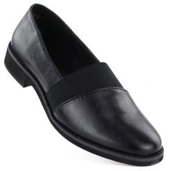 Półbuty damskie czarne Jezzi RMR25128. Czarne półbuty damskie Jezzi, bez wzorów, ze skóry ekologicznej, eleganckie, bez obcasa. Za 159.99 zł.