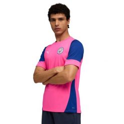 Treningowa koszulka Manchester City. Czerwone bluzki damskie Puma, bez wzorów, bez kołnierzyka. W wyprzedaży za 238.85 zł.