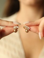 Pierres delicates Pozłacane kolczyki-wkrętki z perłami i cyrkoniami rozmiar: onesize. Brązowe kolczyki damskie Pierres delicates, z cyrkonią, pozłacane. Za 86.99 zł.