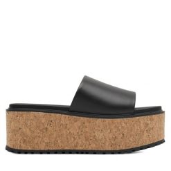 Klapki Lasocki. Czarne klapki damskie Lasocki, bez wzorów, bez obcasa. Za 249.99 zł.