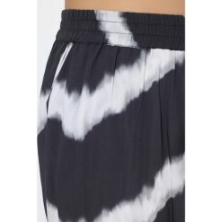 Damskie Spodnie palazzo wzór w zygzaki szeroka nogawka elastyczny pas. Czarne spodnie materiałowe damskie Ulla Popken, bez wzorów, z materiału, sportowe, plus size. Za 239.99 zł.