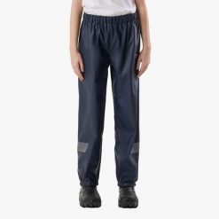 Spodnie przeciwdeszczowe Junior Swedemount Väderöarna Pants wodoodporne. Czarne spodnie dresowe damskie SWEDEMOUNT, na lato, bez wzorów, z tkaniny. Za 169.99 zł.