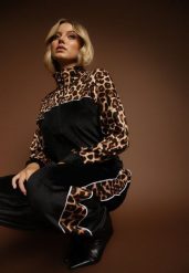 Czarny Welurowy Komplet Dresowy Spodnie i Bluza z Panterkowym Printem Koratess. Czarne bluzy bez kaptura damskie Renee, m, z dresówki. Za 79.99 zł.