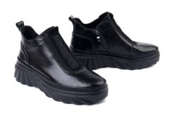 FILIPPO DBT7426/25 BK czarny, botki damskie. Czarne botki damskie Filippo, z polaru, bez obcasa, bez zapięcia. Za 254.90 zł.