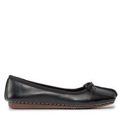 Baleriny Clarks. Czarne baleriny damskie Clarks, bez wzorów, bez obcasa. Za 259.99 zł.