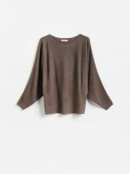 Sweter z kimonowym rękawem - brązowy. Brązowe swetry klasyczne damskie Reserved, l, z dzianiny, bez kołnierzyka. Za 99.99 zł.
