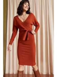 Olalook Sukienka w kolorze czerwonym rozmiar: L. Czerwone sukienki damskie Olalook, l, bez wzorów, z tkaniny, bez kołnierzyka, bez ramiączek, midi, kopertowe. Za 86.99 zł.