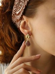 Pierres delicates Pozłacane kolczyki-wkrętki z kwarcem rozmiar: onesize. Różowe kolczyki damskie Pierres delicates, z kwarcem, pozłacane. Za 43.99 zł.