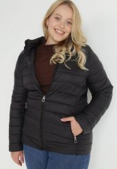 Czarna Kurtka Pikowana Stelle. Czarne kurtki damskie Born2be, na jesień, plus size, bez wzorów, z tkaniny, bez kaptura. Za 89.99 zł.