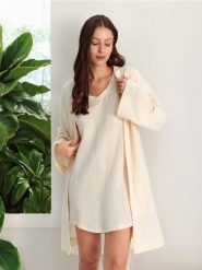 Koszula nocna - kremowy. Białe koszule nocne damskie Sinsay, bez wzorów, z bawełny. Za 45.99 zł.