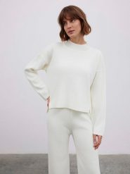 BGN Sweter w kolorze kremowym rozmiar: 38. Brązowe golfy damskie BGN, bez wzorów, z wełny, bez ramiączek. Za 139.54 zł.