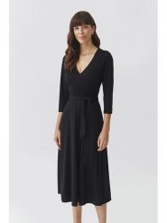 TATUUM Sukienka "Iga 2" w kolorze czarnym rozmiar: M. Czarne sukienki damskie Tatuum, na co dzień, m, bez wzorów, z tkaniny, bez kołnierzyka, bez ramiączek, midi, proste. Za 184.89 zł.