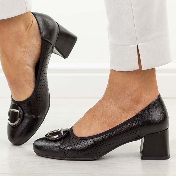 Czarne ażurowe czółenka damskie na obcasie M.Daszyński Sa281-5. Czarne czółenka damskie M.Daszyński, z aplikacjami, z materiału, z okrągłym noskiem, bez obcasa, na obcasie. Za 189.00 zł.