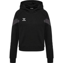 Bluza z kapturem dla kobiet Hummel Travel. Czarne bluzy sportowe damskie HUMMEL, bez wzorów, bez ramiączek, z kapturem. Za 233.50 zł.