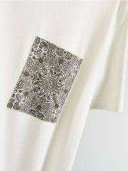 T-shirt z kieszonką z autorskim nadrukiem - złamana biel. T-shirty męskie Reserved, l, bez wzorów, z bawełny, bez kołnierzyka. Za 159.99 zł.