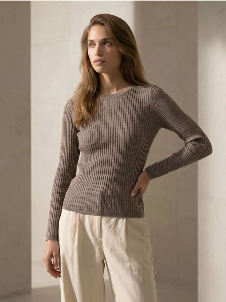 Prążkowany sweter z wiskozą - Inny. Swetry klasyczne damskie Sinsay, l, prążkowane, bez kołnierzyka. Za 29.99 zł.