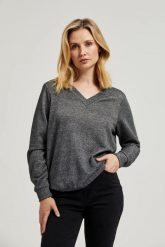 Bluza z dekoltem w serek i metalizowaną nitką szara. Szare bluzy bez kaptura damskie MOODO, l, z bawełny. W wyprzedaży za 43.98 zł.