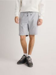 Szorty jogger - jasnoszary. Szare szorty męskie Reserved, z bawełny, bez kołnierzyka. Za 99.99 zł.