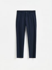 Gładkie spodnie chino slim - granatowy. Niebieskie spodnie materiałowe męskie Reserved, bez wzorów, z bawełny. Za 159.99 zł.