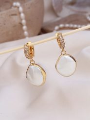 L'Atelier de Gaia Pozłacane kolczyki z perłami i cyrkoniami rozmiar: onesize. Białe kolczyki damskie L'Atelier de Gaia, z cyrkonią, pozłacane. Za 100.04 zł.