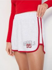 Szorty w sportowym stylu - wielobarwny. Szorty damskie Sinsay, bez wzorów, sportowe. W wyprzedaży za 17.99 zł.