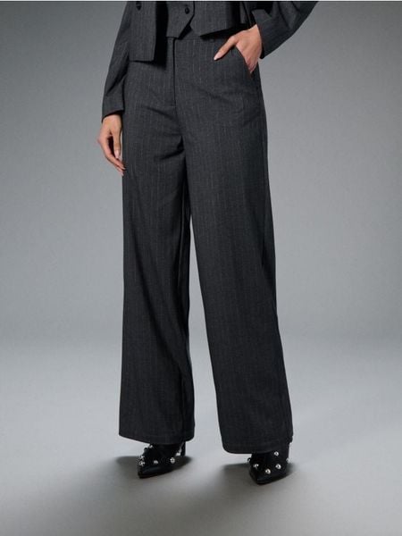 Spodnie w paski - szary. Szare spodnie materiałowe damskie Sinsay, bez wzorów. Za 49.99 zł.