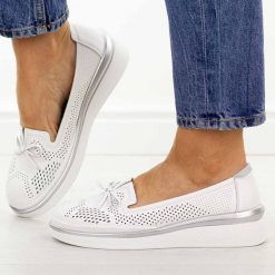 Białe ażurowe skórzane półbuty damskie S.Barski 7043. Białe półbuty damskie S.BARSKI, w ażurowe wzory, z jeansu, casualowe, z okrągłym noskiem, bez obcasa, na płaskiej podeszwie. Za 239.00 zł.