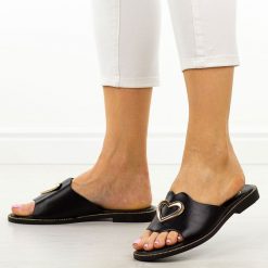 Czarne płaskie klapki damskie Filippo Dk6909/25. Czarne klapki damskie Filippo, z aplikacjami, z jeansu, bez obcasa, na płaskiej podeszwie. Za 139.00 zł.