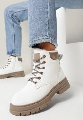 Białe Traperki Mocno Ocieplone z Dodatkowym Sznurowaniem Lakyta. Białe trapery damskie Born2be, z futra, bez obcasa, na płaskiej podeszwie. Za 79.99 zł.