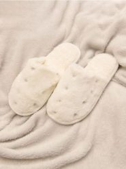 Kapcie - kremowy. Białe kapcie damskie Sinsay, z futra. Za 19.99 zł.