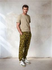 Spodnie jogger - wielobarwny. Spodnie materiałowe męskie Sinsay, bez wzorów. W wyprzedaży za 25.99 zł.