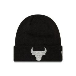 Czapka zimowa New Era NBA Chicago Bulls Metallic Black Cuff Knit Beanie 60691272. Czarne czapki męskie New Era, na zimę, bez wzorów, sportowe. Za 140.30 zł.