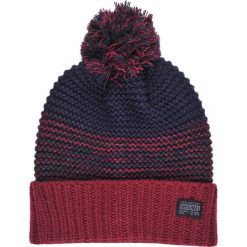 CZAPKA MĘSKA Z POMPONEM. Czerwone czapki męskie TOP SECRET, na lato, bez wzorów, z dzianiny, eleganckie. W wyprzedaży za 24.99 zł.