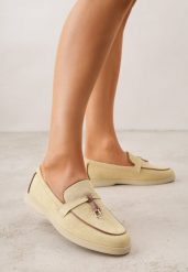 Żółte Mokasyny z Imitacji Zamszu Zdobione Aplikacją z Zawieszkami Peleg. Żółte mokasyny damskie Born2be, z jeansu. Za 99.99 zł.