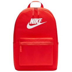 Plecak sportowo-turystyczny dla dorosłych Nike NK Heritage pojemność 20 L. Czerwone plecaki damskie Nike, bez wzorów, z materiału, sportowe. Za 139.99 zł.