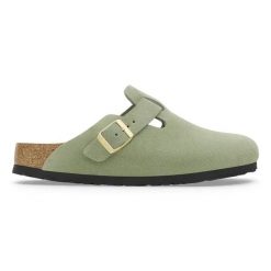 BIRKENSTOCK Boston Soft Footbed Suede Leathe Klapki damskie. Zielone klapki damskie Birkenstock, bez wzorów, bez obcasa. Za 579.99 zł.