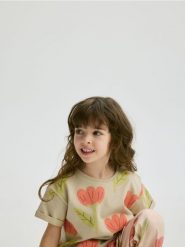 Bawełniany t-shirt z nadrukiem - beżowy. Brązowe koszulki dziewczęce Reserved, m, bez wzorów, z bawełny, bez ramiączek. W wyprzedaży za 17.99 zł.