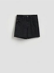 Jeansowe szorty z podwiniętą nogawką - czarny. Czarne szorty damskie Reserved, bez wzorów, z bawełny. Za 89.99 zł.