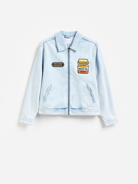 Jeansowa kurtka z naszywkami - niebieski. Niebieskie kurtki męskie Reserved, l, z aplikacjami, z denimu, bez kaptura. Za 169.99 zł.