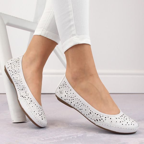 Skórzane komfortowe półbuty baleriny damskie ażurowe białe Rieker 41460-80. Białe baleriny damskie Rieker, w ażurowe wzory, ze skóry, bez obcasa. Za 289.00 zł.