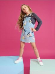 Jeansowa sukienka na szelkach Myszka Minnie - niebieski. Niebieskie sukienki dziewczęce Sinsay, bez wzorów, z jeansu, bez ramiączek. W wyprzedaży za 29.99 zł.