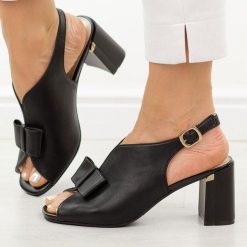 Czarne skórzane sandały damskie na słupku M.Daszyński 25112-5. Czarne sandały damskie M.Daszyński, z aplikacjami, ze skóry, bez obcasa, na słupku. Za 199.00 zł.