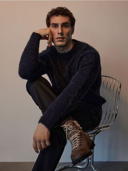 Zamszowe botki za kostkę - brązowy. Brązowe buty zimowe męskie Reserved, ze skóry, za kostkę, bez zapięcia. Za 299.99 zł.