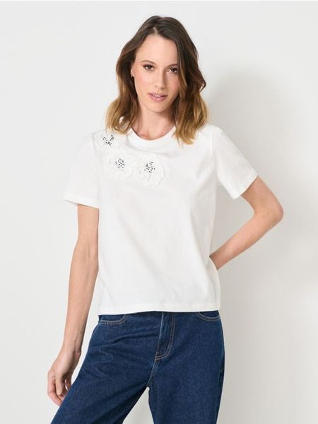 Bawełniana koszulka z aplikacją 3D - biały. Białe t-shirty damskie Sinsay, l, z aplikacjami, z bawełny, bez kołnierzyka. W wyprzedaży za 19.99 zł.