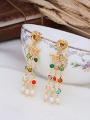 L'Atelier de Gaia Pozłacane kolczyki-wkrętki z kryształami i perłami rozmiar: onesize. Białe kolczyki damskie L'Atelier de Gaia, z kryształem, pozłacane. Za 69.99 zł.