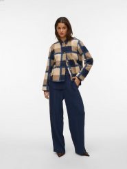 Vero Moda Kurtka pluszowa w kolorze beżowo-granatowym rozmiar: XS. Brązowe kurtki damskie Vero Moda, s, bez wzorów, z materiału, bez kaptura. Za 165.99 zł.